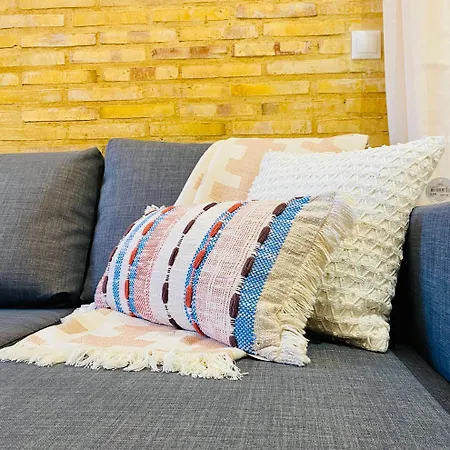 Apartamento En Cabanyal A: Encanto Y Diseno Junto A La Playa Valencia